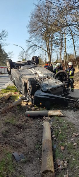 PKW liegt auf dem Dach