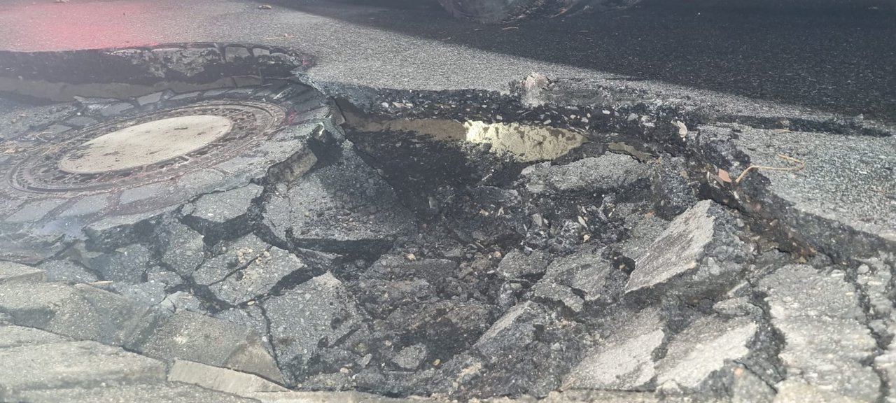 beschädigte Fahrbahn