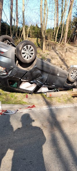 PKW liegt auf dem Dach