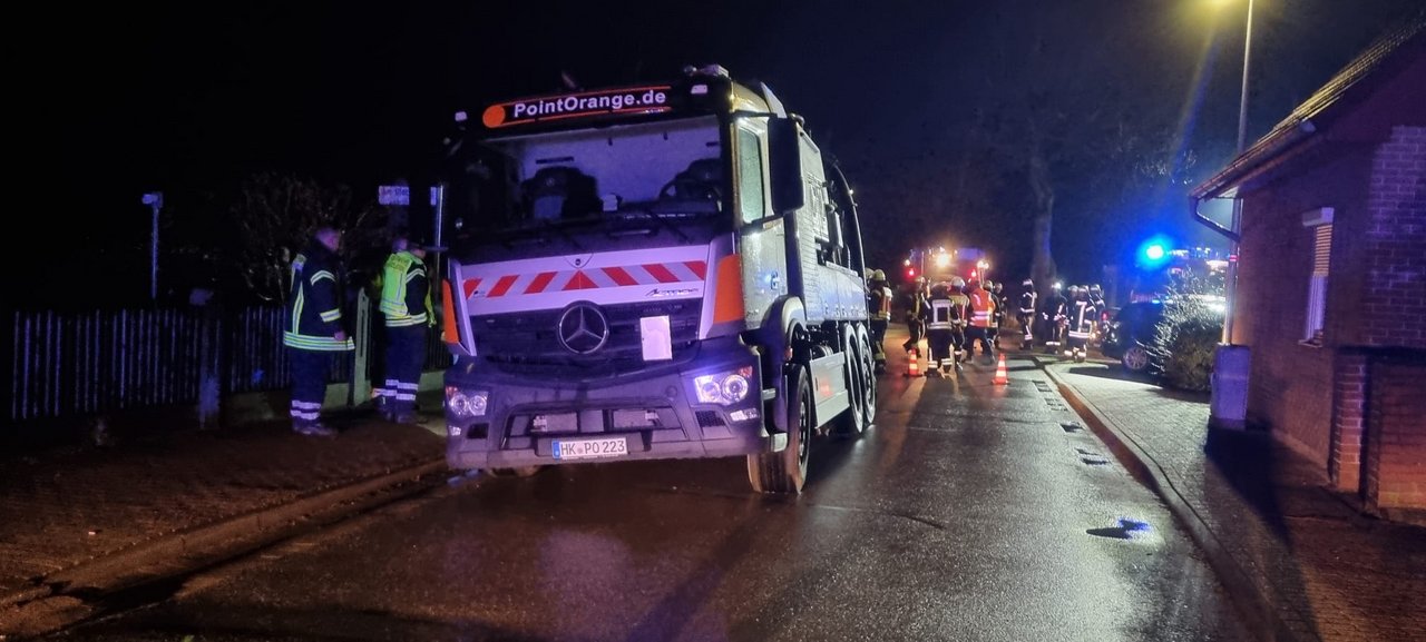 LKW in Straße eingebrochen