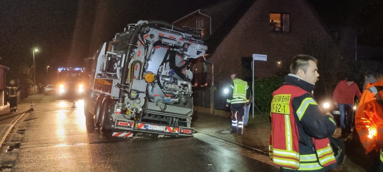 LKW in Straße eingebrochen