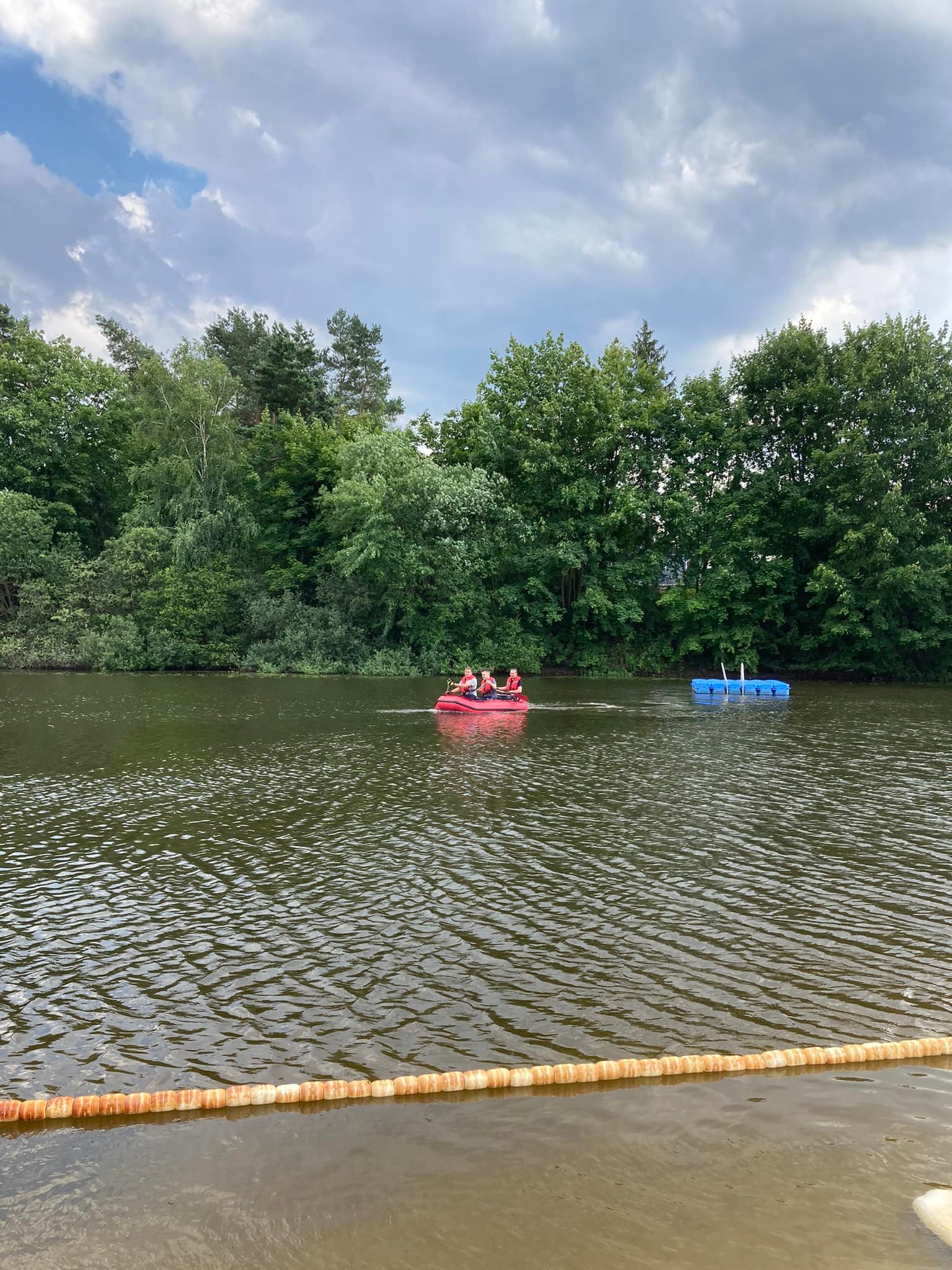 Boot mit Rettungsteam im Wasser