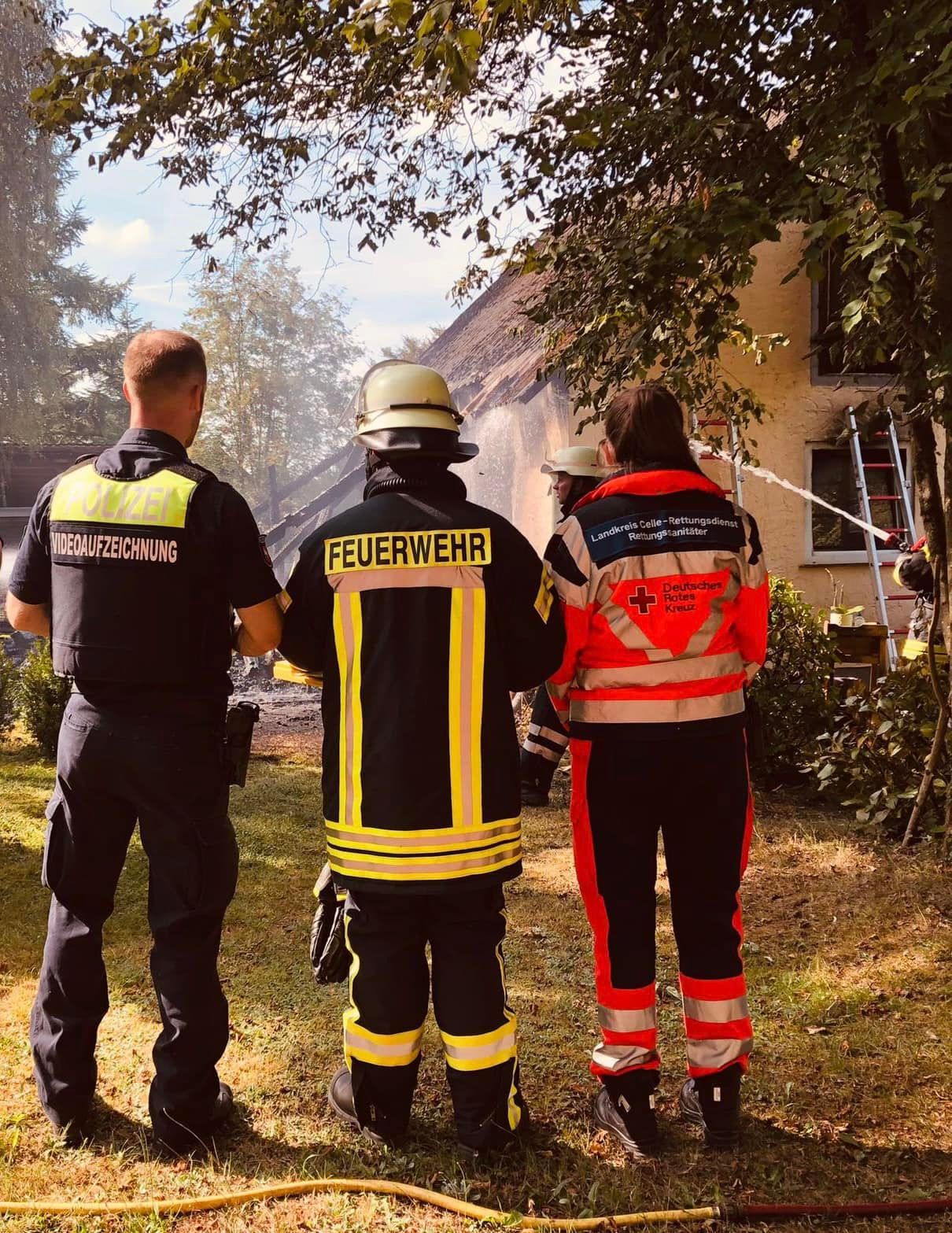 Polizei, DRK und Feuerwehr schauen auf die Brandstelle