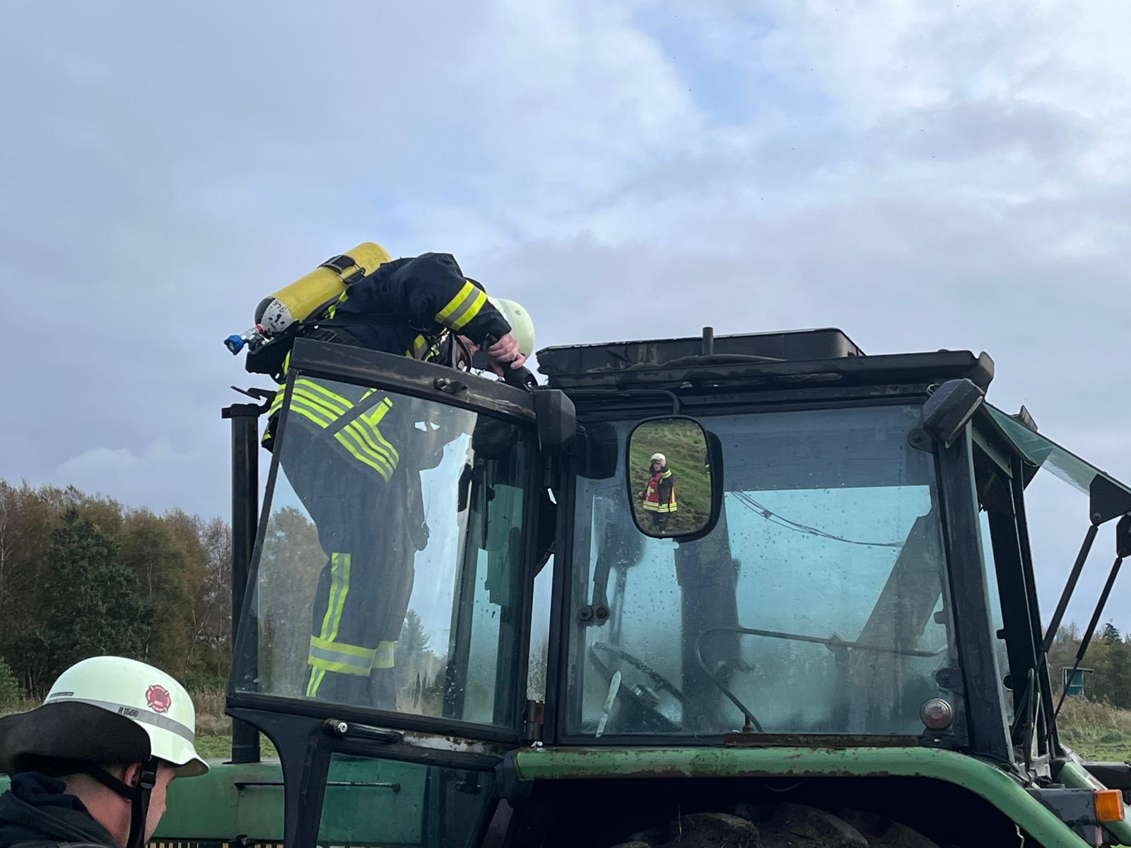Kontrolle der Fahrzeugkabine durch einen Feuerwehrmann